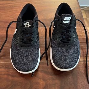 Nike womens black sneakers size 7.5